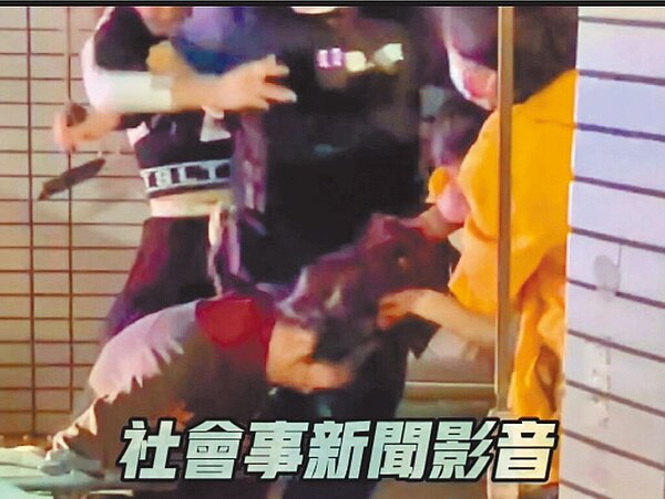 黃姓老翁與小四欒姓女子幽會,遭小三黃姓女子發現上前理論發生口角。圖為黃女拉著鑾女頭髮不放,欒女跪地哀號。(摘自社會事新聞影音/崔正綱高雄傳真)