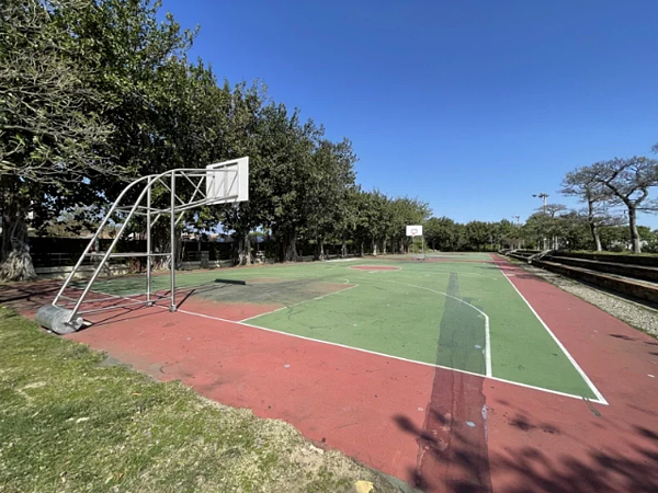 香山綜合運動場打造風雨球場工程還沒施工,市府教育處先建置活動式籃球架,方便球友打球。記者張裕珍/攝影