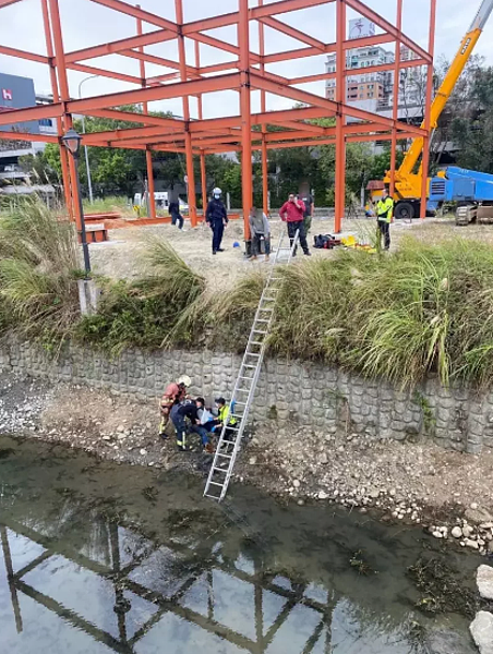 工人陳姓男子昨天在新北市土城區一處停車場後方搭建預售屋接待中心，疑似泥地太鬆軟，不慎失足滑落5米深大水溝，救起時因右手臂骨折送醫。記者王長鼎／翻攝