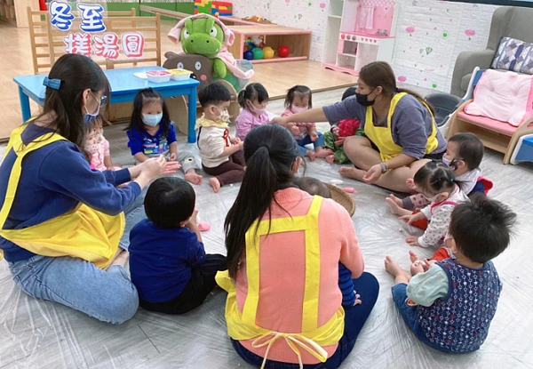 南市今年起育兒津貼取消排富，新生兒家長感謝戶所代收服務便民免奔波。圖／台南市社會局提供