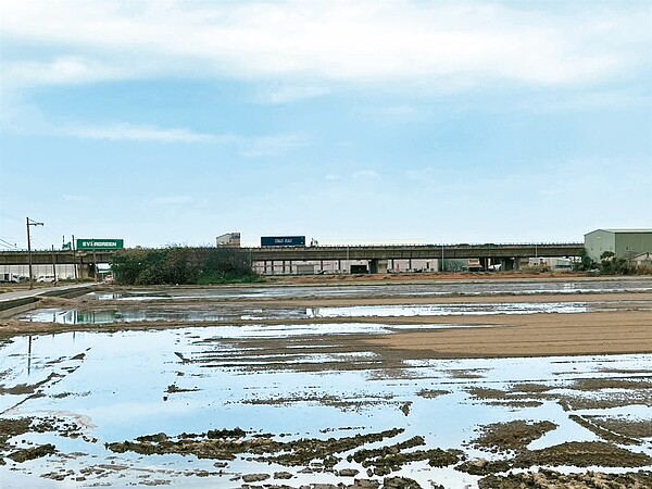 桃園市政府推動大園內海產業園區開發計畫，反對居民認為應停止開發留住良田。圖為計畫用地內的農田準備耕種一期稻，遠處為台61快速道路。圖／居民林志遠提供
