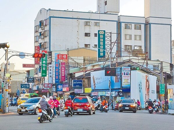 台中市大里區中興路二段、德芳路一段、新仁路二段是六叉路口,3條路交會後道路縮減,造成往來行車交織時險象環生。(台中市議員張芬郁服務處提供/潘虹恩台中傳真)