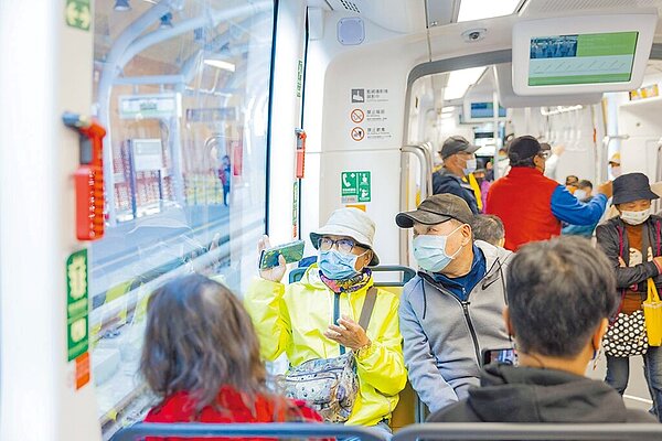 新北市長侯友宜3日低調造訪安坑輕軌，詢問乘客意見。（新北市新聞局提供／葉德正新北傳真）