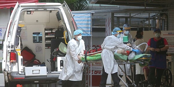 年輕保費較低,備妥實支實付型醫療險加癌症健康險,醫療有保障。圖/中時報資料照片