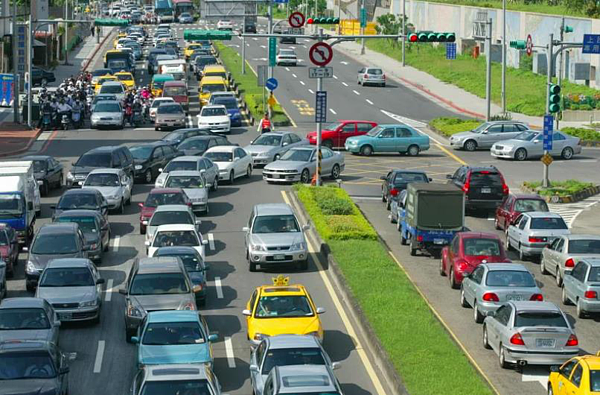 台北市上班尖峰，堤頂大道往內湖塞車嚴重。圖／聯合報系資料照