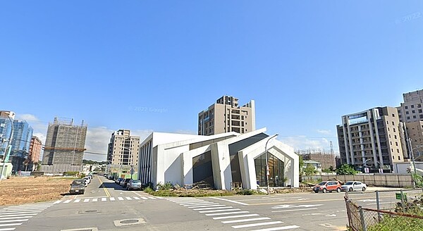 官方揭鶯歌最新預售屋行情!在地專家曝「價格鬆動」出現 鶯歌最新預售屋單價約落在35萬元左右,在地資深房仲透露,有一些預售屋轉售的價格有稍鬆動的情形,預計今年下半年開始買氣會漸回溫。圖(鳳鳴重劃區)/google map