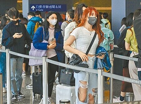 旅遊業盼開放大陸旅客來台觀光,圖為桃園機場入境旅客。(本報資料照片)