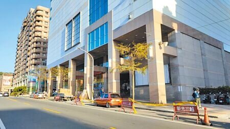 新光三越桃園大有店在二二八當天熄燈,意外讓學童補習下課時有照明不足問題,桃園市養工處規畫增加人行道照明改善。(賴佑維攝)