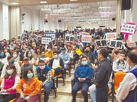 
三地能源公司即將在鳳山區牛潮埔建造全國最大、170MW儲能場，當地居民紛紛在說明會上提出反對，舉牌抗議，要求市府撤案、三地公司撤場。（崔正綱攝）
