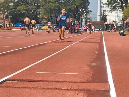 屏東縣中小聯運在縣立田徑場登場,但比賽場地卻出現多處補丁,引發質疑。(謝佳潾攝)