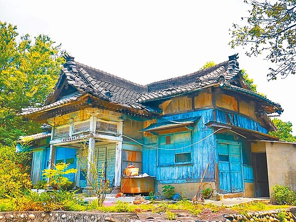 苗栗縣通霄神社神官宿舍社務所，因為占用戶問題，修復工程延宕10餘年，占用戶終於在去年暑假搬離，讓修復工程嶄露曙光。（苗栗縣政府提供／李京昇苗栗傳真）