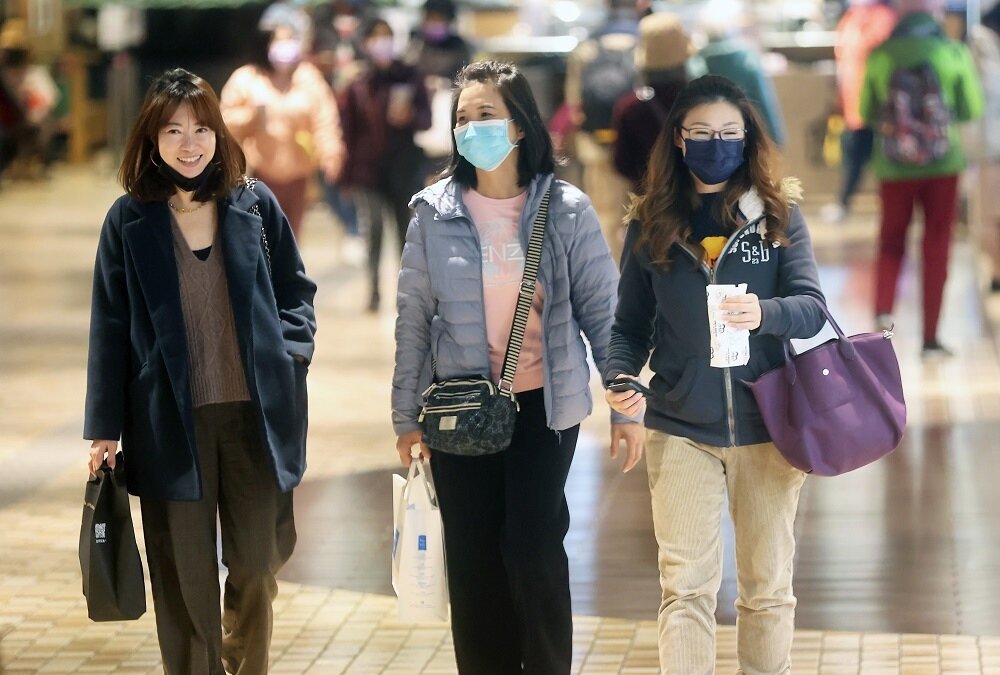 英國卡迪夫大學心理學院去年完成一份研究報告,發現無論是男性還是女性,戴上口罩後都被認為看起來更好看。聯合報系資料照片