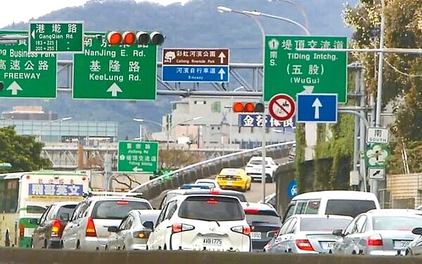 為搶救台北市內湖科學園區交通，紓解下班期間最塞的堤頂大道上國道路段，台北市交通局提出內湖到汐止國道高架路段下班尖峰時間，可開放行駛路肩，但中央認為有安全疑慮。（摘自台北市議員李明賢臉書）