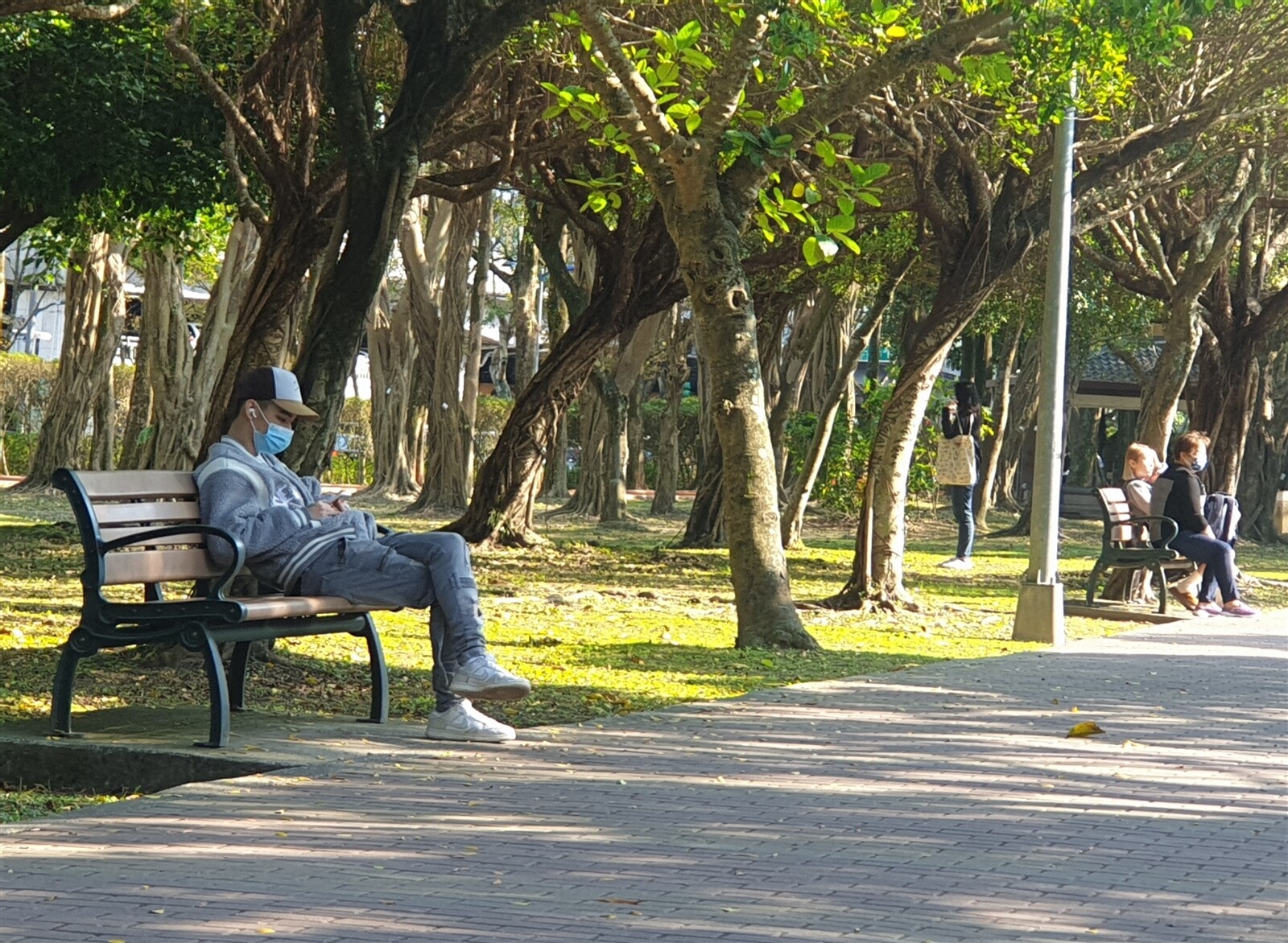 就連走在空曠的大安森林公園中，人們還是傾向戴口罩。記者陳宛茜／攝影 