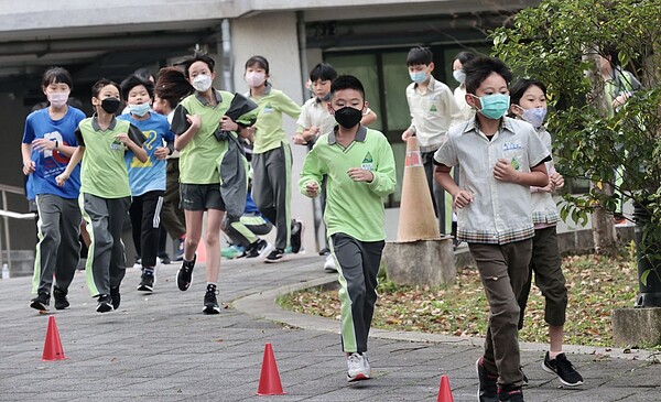 校園今起可自行決定是否戴口罩，不少家長仍讓孩子戴口罩上學。記者黃義書／攝影