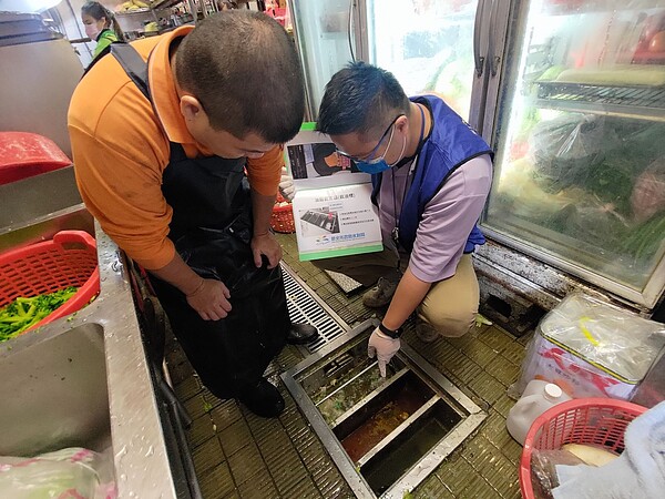 水利局呼籲民眾避免將廚餘、毛髮丶雜物等排入。圖/新北市水利局提供