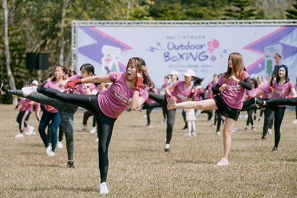 「Outdoor Boxing 女力限定！」百人拳擊有氧暨野餐派對活動選擇力量與性靈並存的拳擊有氧，讓運動回歸單純有力。圖／富宇建設提供