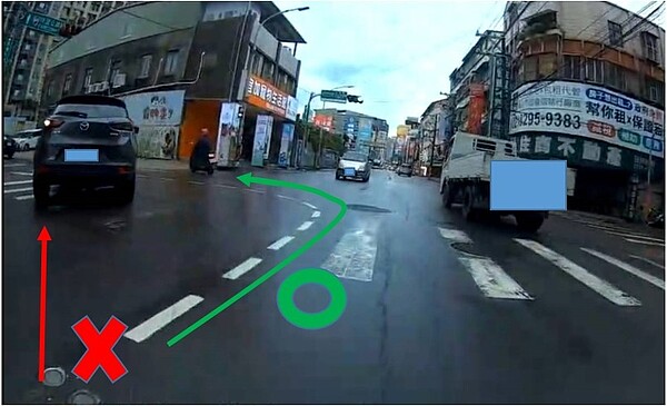 路口左轉切西瓜。圖/新北市政府提供