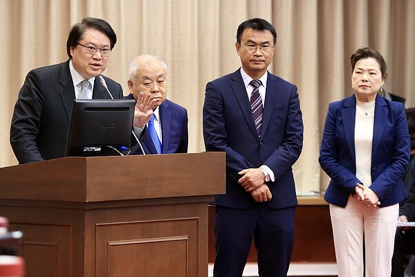 內政部長林右昌（左至右）、主計長朱澤民、農委會主委陳吉仲、經濟部長王美花昨天出席立法院審查「中央政府疫後強化經濟與社會韌性及全民共享經濟成果特別預算案」的聯席委員會。記者林伯東／攝影