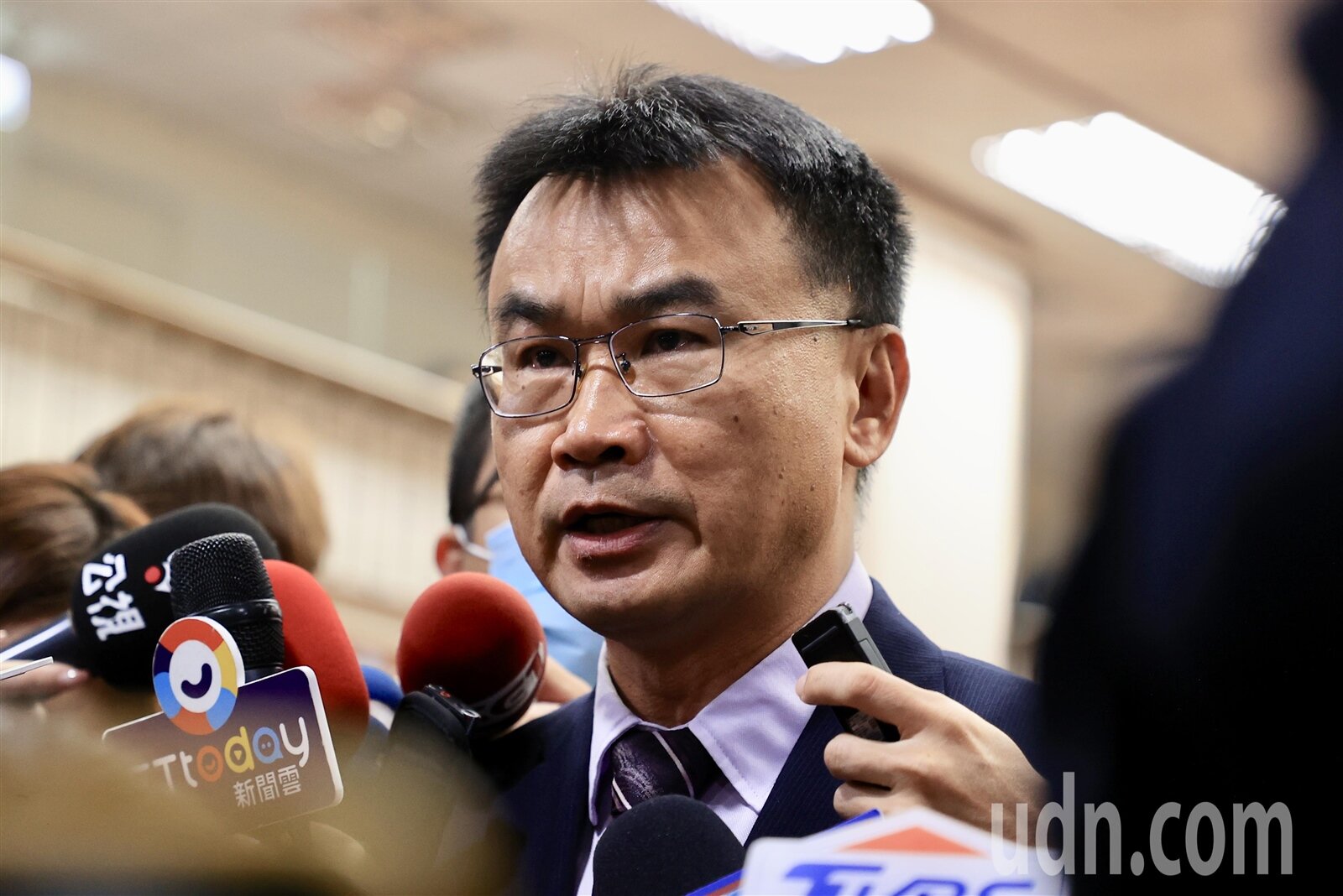 蛋價創新高,農委會主委陳吉仲上午在立院表示,3月底會自澳洲進口500萬顆蛋,也會陸續從其它地區補足缺口,盡力調度,此外現在中南部氣溫開始回穩,禽流感影響陸續減少,雞蛋產量會陸續回復到正常水準。記者林伯東/攝影