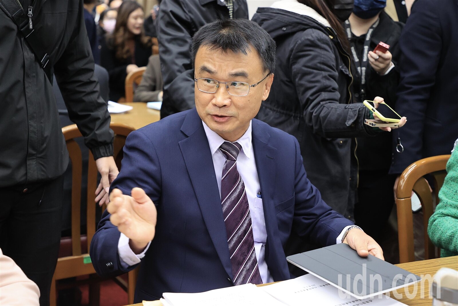 蛋價創新高,農委會主委陳吉仲上午在立院表示,3月底會自澳洲進口500萬顆蛋,也會陸續從其它地區補足缺口,盡力調度,此外現在中南部氣溫開始回穩,禽流感影響陸續減少,雞蛋產量會陸續回復到正常水準。記者林伯東/攝影