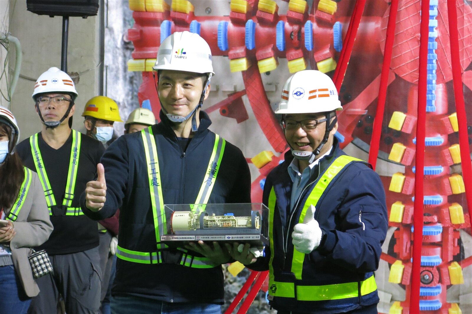 台北市長蔣萬安今上午赴永和永平國小附近主持捷運萬大線潛盾隧道工程貫通典禮。記者李成蔭／攝影 