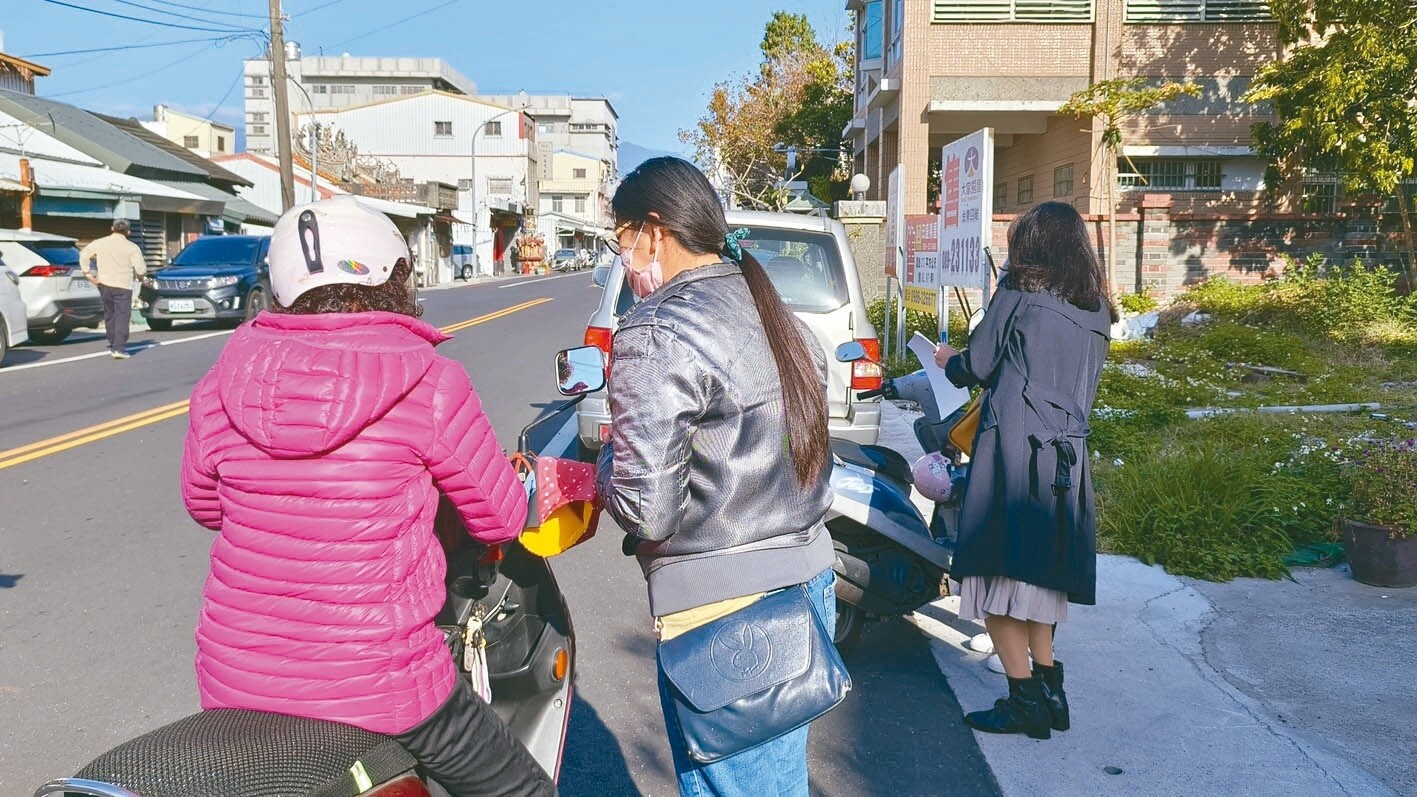 台東市立幼兒園2名家長，昨在幼兒園門口連署，呼籲不要停辦市立幼兒園。記者卜敏正／攝影 