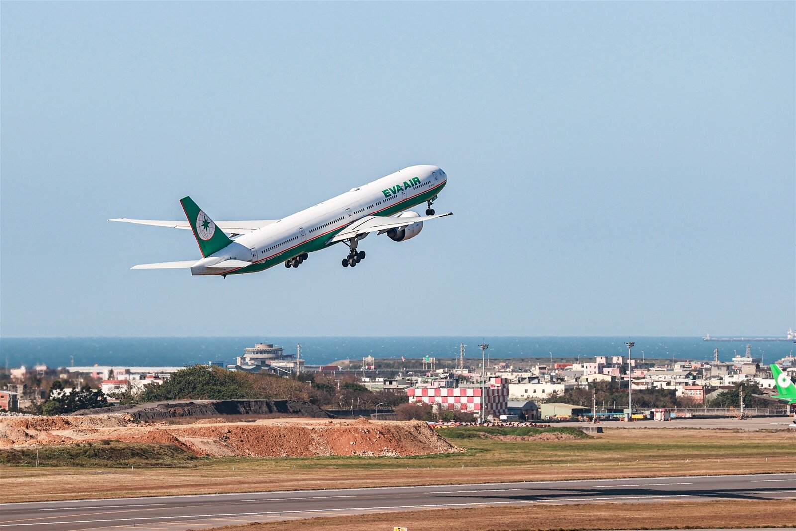 為配合國際民航組織(ICAO)優化航機降落指引,桃機於今、明兩天關閉南跑道10小時施工。圖為今天航機在北跑道起飛情形。記者黃仲明/攝影