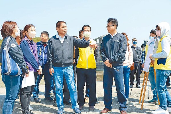 苗栗縣長鍾東錦(前左三)關心地方基建需求,6日前往苑裡鎮社苓農地重劃區勘查。(苗栗縣政府提供/李京昇苗栗傳真)