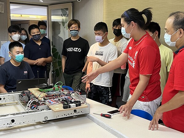 「Cyphersis#9274」團隊的同學們討論如何設計出最全面的機器人,在「FRC全球機器人大賽」中贏得好成績!圖/永慶房產集團提供