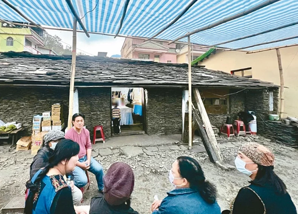 原民立委伍麗華(右四)前天回到高雄部落,慰問失去兒子的老人家。圖/取自伍麗華臉書