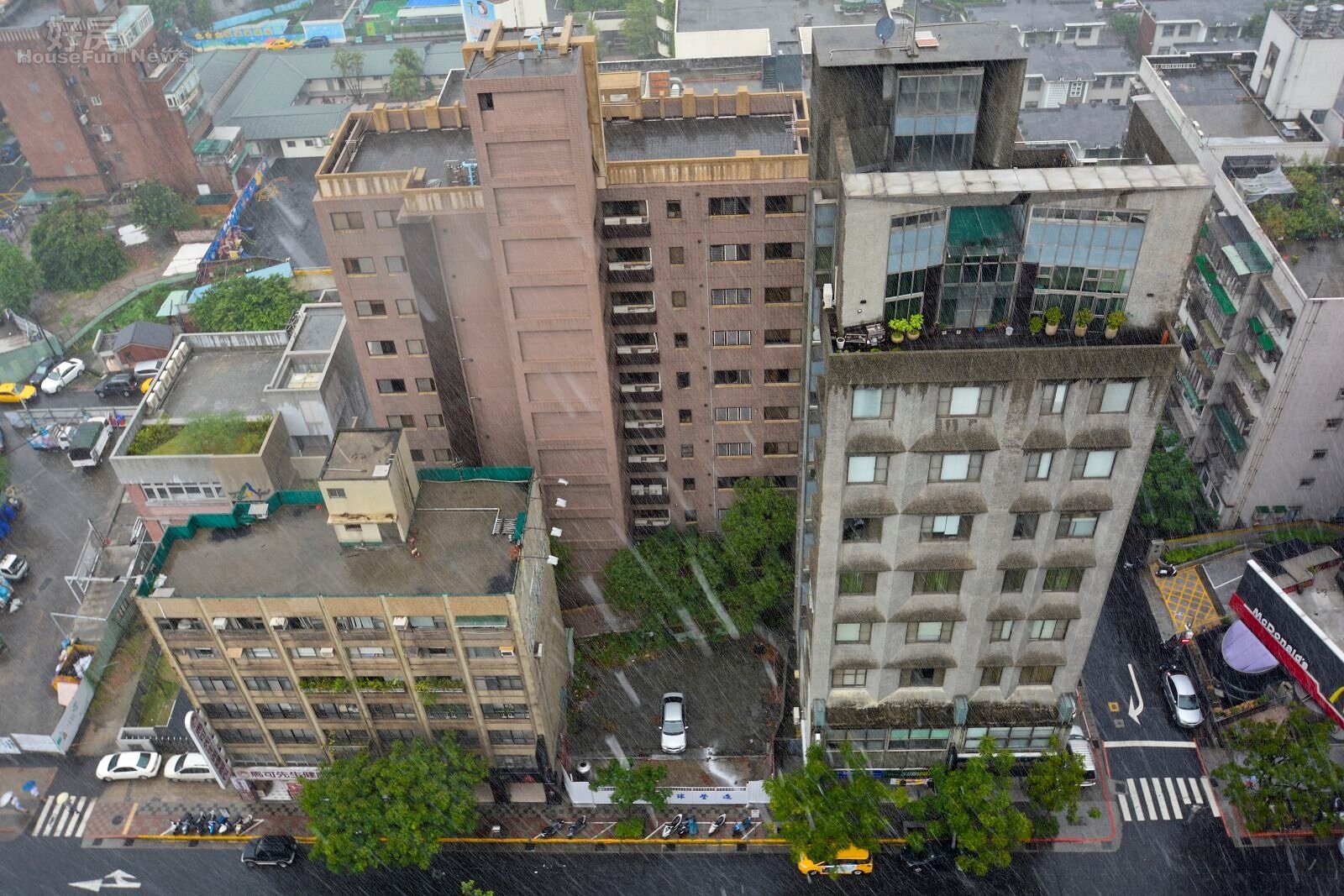 忠孝東路五段,高價地段,捷運永春站旁,最貴墓地。(好房News記者 陳韋帆/攝影)