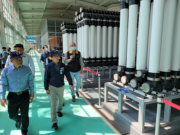 高雄市副市長林欽榮(中)視察鳳山水資源中心。圖/高市水利局提供