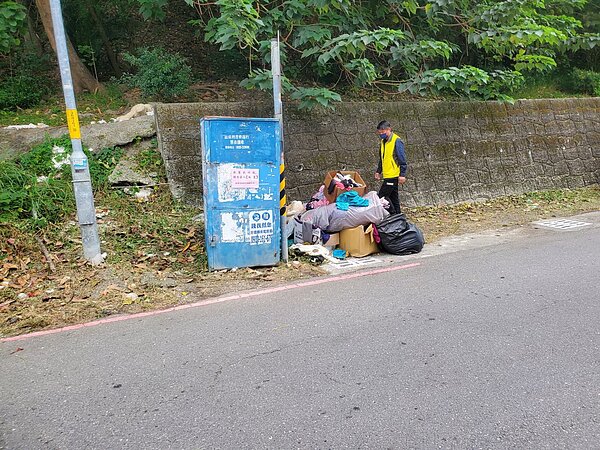 常有人看到回收箱已滿後仍投入舊衣,反而造成環境髒亂。圖/台東縣政府提供