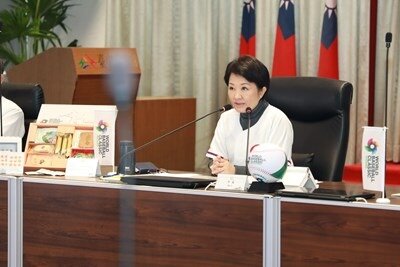 市長盧秀燕7日主持市政會議表示,除新建建築男女廁間的比例符合1:4,讓女廁不必大排長龍,蹲式與坐式馬桶也適當配比3:2,友善長輩及孩童。圖/台中市政府提供