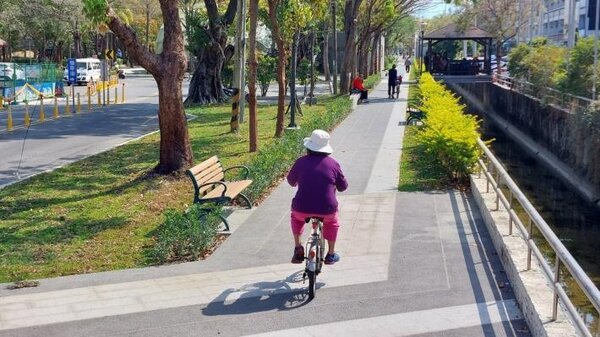 新營醫院及綠都心公園段的綠圳步道經過改造後，呈現了全新面容。圖／台南市政府提供