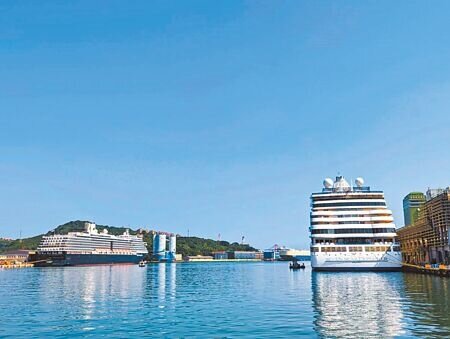 基隆港7日迎來威士特丹號(左)、七海探索者號(右)兩艘郵輪,這也是新冠肺炎疫情後首度有郵輪停靠基隆港。(張志康攝)