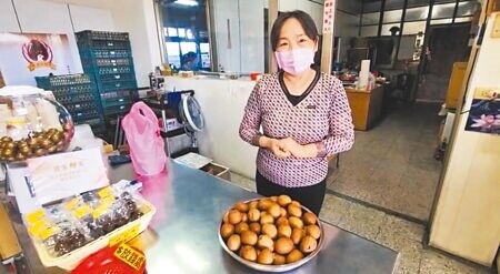 
全台蛋荒導致蛋價飆漲，宜蘭縣頭城鎮北宜將軍茶葉蛋也大受影響，恐暫停營業1個月。（吳佩蓉攝）
