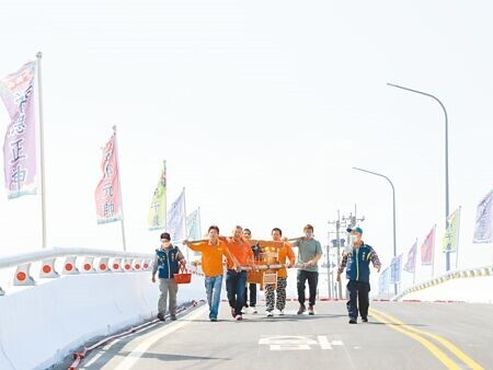 
嘉義縣列管10大危橋之一的布袋鎮龍宮橋，斥資8466餘萬元重建，7日通車典禮上，先由當地大廟神明試走後，才開放民眾通行。（呂妍庭攝）
