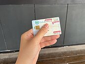 你的健保卡也成大花臉？　醫界籲慶祝疫情降級時「共同撕去它」