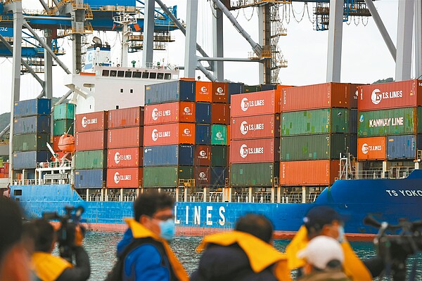 2月出口連六黑比主計處預測悲觀,財部估第四季止跌回升。圖/聯合報系資料照片