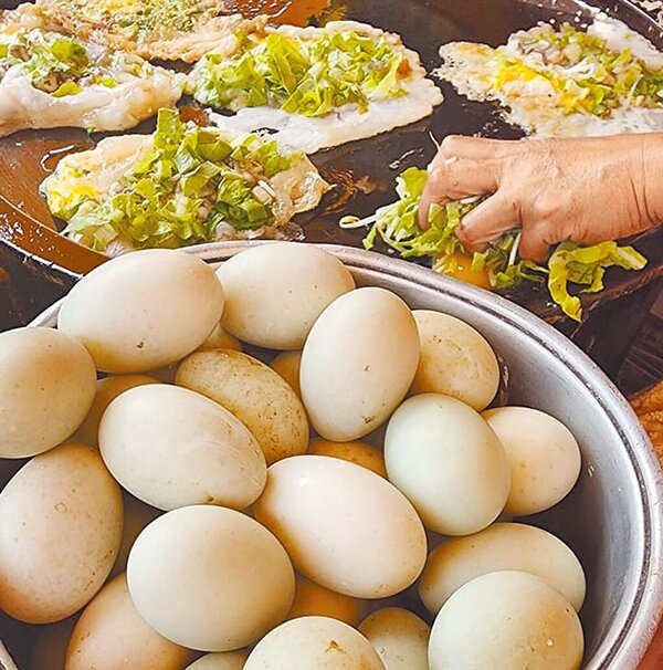 近期鴨蛋替代雞蛋的數量過多，恐影響端午節鴨蛋的供需。圖為鹿港鎮「鹿港阿道」蚵仔煎，破天荒40年來首度改採鴨蛋。圖／詹政道提供