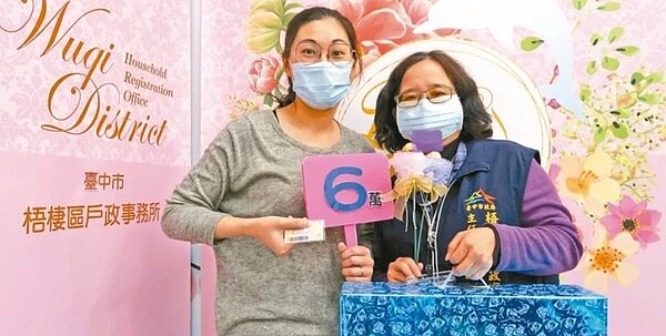 梧棲第6萬人是她，台中海線梧棲區的人口總數昨天破6萬人，施姓市民（左）成為第6萬名在梧棲設籍的市民。圖／台中市民政局提供
