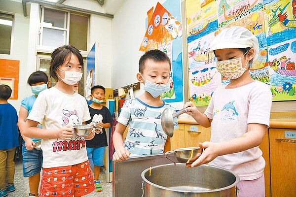 因應蛋荒、缺雞肉等,南投縣長許淑華責成教育處檢討,是否調高學生營養午餐費。圖/南投縣政府提供