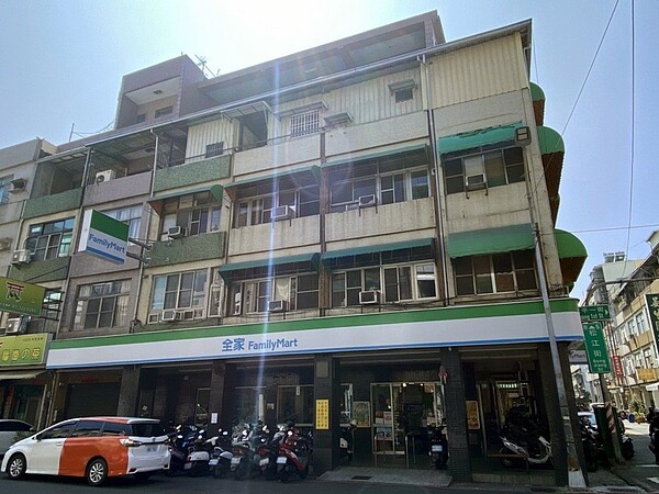 三民區後驛商圈三間連棟透天,由在地人以總價7,250萬元買下當現成房東。圖/台灣房屋