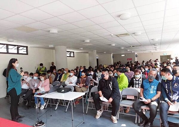 桃園市府說明露營場合法門檻放寬，吸引爆滿業者參與。圖／桃市府提供
