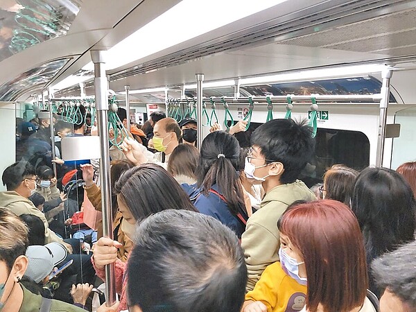 為歡慶高雄捷運通車15周年,只要是中華隊出賽世界棒球經典賽當天,旅客持當日場次有效票券,就可免費搭乘捷運跟輕軌。(翻攝照片/洪靖宜高雄傳真)