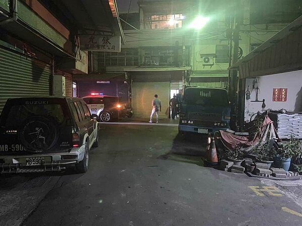台中大里區美群路8日傍晚驚傳一家四口兩死命案，警方報請檢查官指揮辦案，並成立專案小組全力釐清案情。（民眾提供／馮惠宜台中傳真）