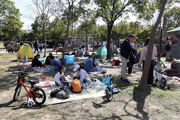 今天各地晴朗,白天各地微熱、早晚偏冷,日夜溫差大,早出晚歸注意衣著調適。聯合報系資料照