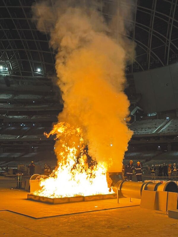 台北市副市長李四川8日在臉書PO出大巨蛋試驗煙控性能照片，熊熊火光在大巨蛋球場中央燃燒。（摘自台北市副市長李四川臉書）